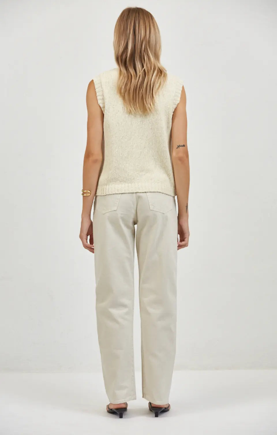 A.ren Marais buttoned knit vest in extra small size, featuring a cozy knit fabric and button details on a neutral background.