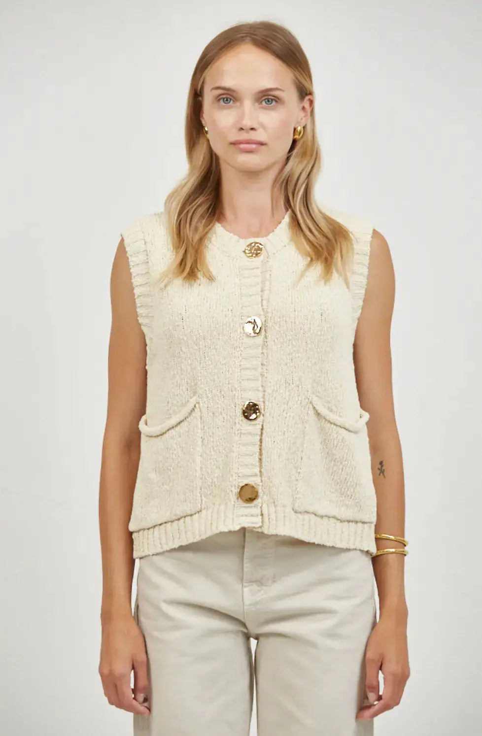 A.ren Marais buttoned knit vest in extra small size, featuring a stylish button-up design and soft knit fabric.
