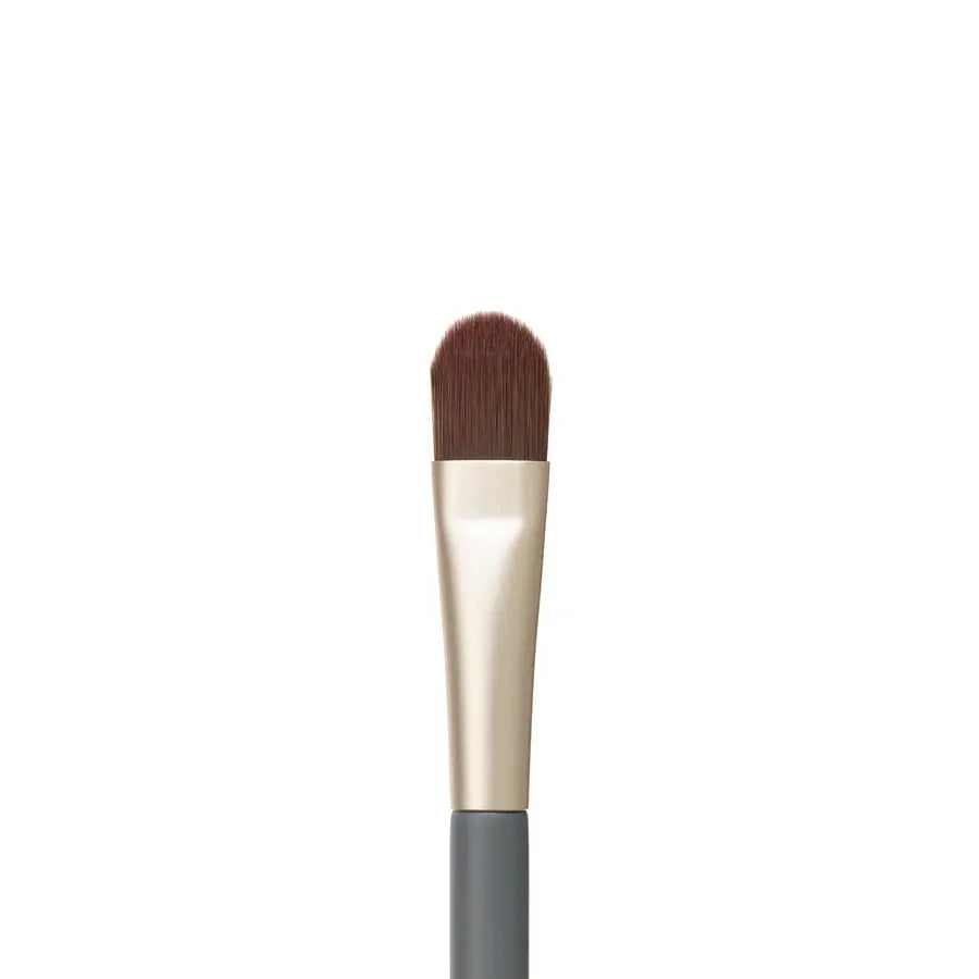 Jane Iredale camouflage brush with dense bristles for precise makeup application and blending of camouflage products.