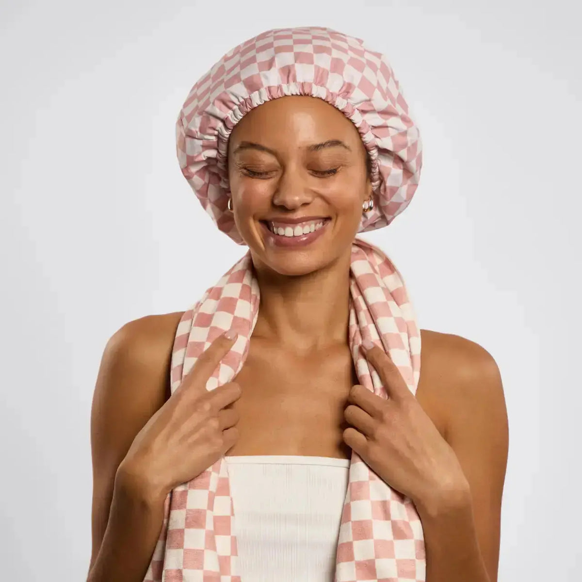 Kitsch Love & Comfort 2-piece spa set with soft towels and plush accessories for relaxation and self-care.