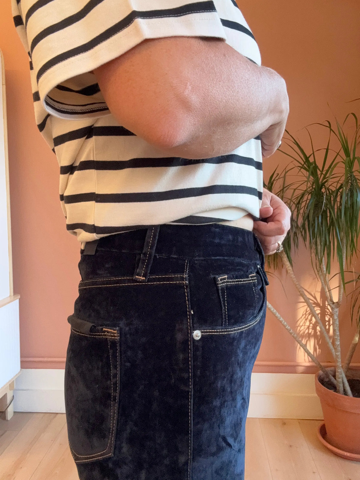 Good American Velvet Denim Jeans, stylish blue denim apparel with a fitted silhouette and classic five-pocket design.