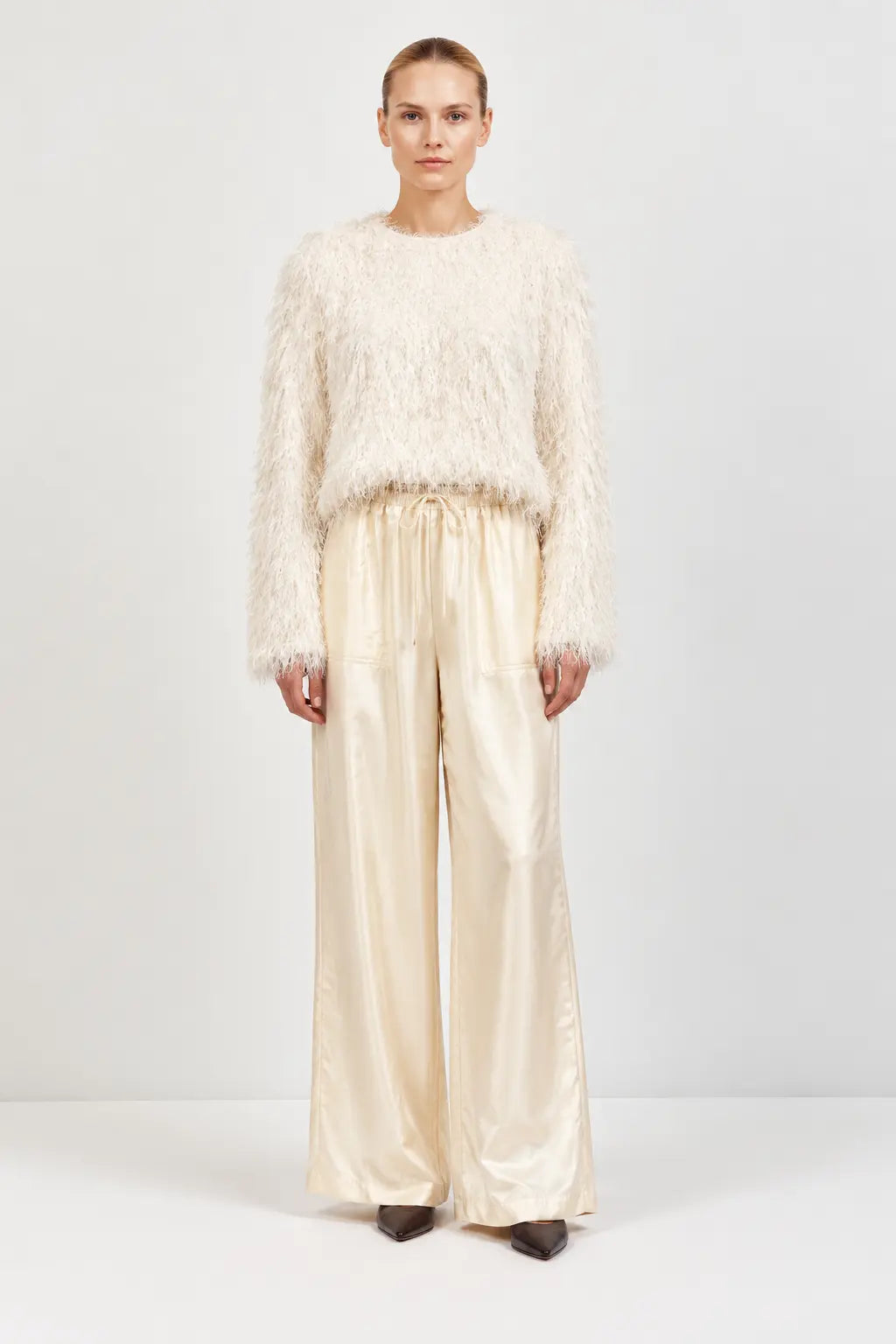 A.ren Halle sweater in soft knit fabric, showing its classic crew neck and relaxed fit