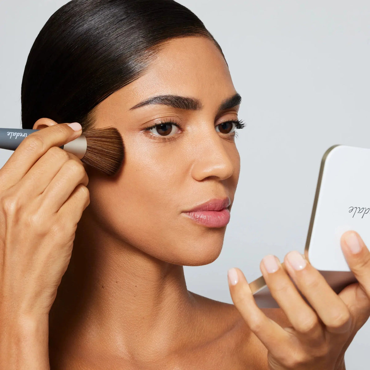 Jane Iredale The Handi™ Brush with soft bristles, compact design, ideal for precise makeup application or blending.